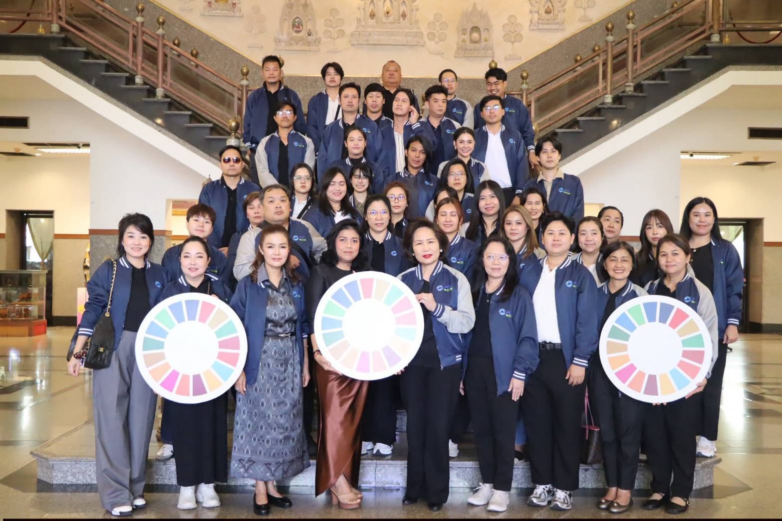 title - ผอ.ศพส. ให้การต้อนรับ ผอก.สกอญ. พร้อมด้วย คณะผู้เข้าร่วมสัมมนาเชิงปฏิบัติการฯ เข้าเยี่ยมชมแผนกฝึกอบรม และพื้นที่ภายในศูนย์ส่งเสริมและพัฒนาอาชีพเสริมนอกภาคการเกษตร